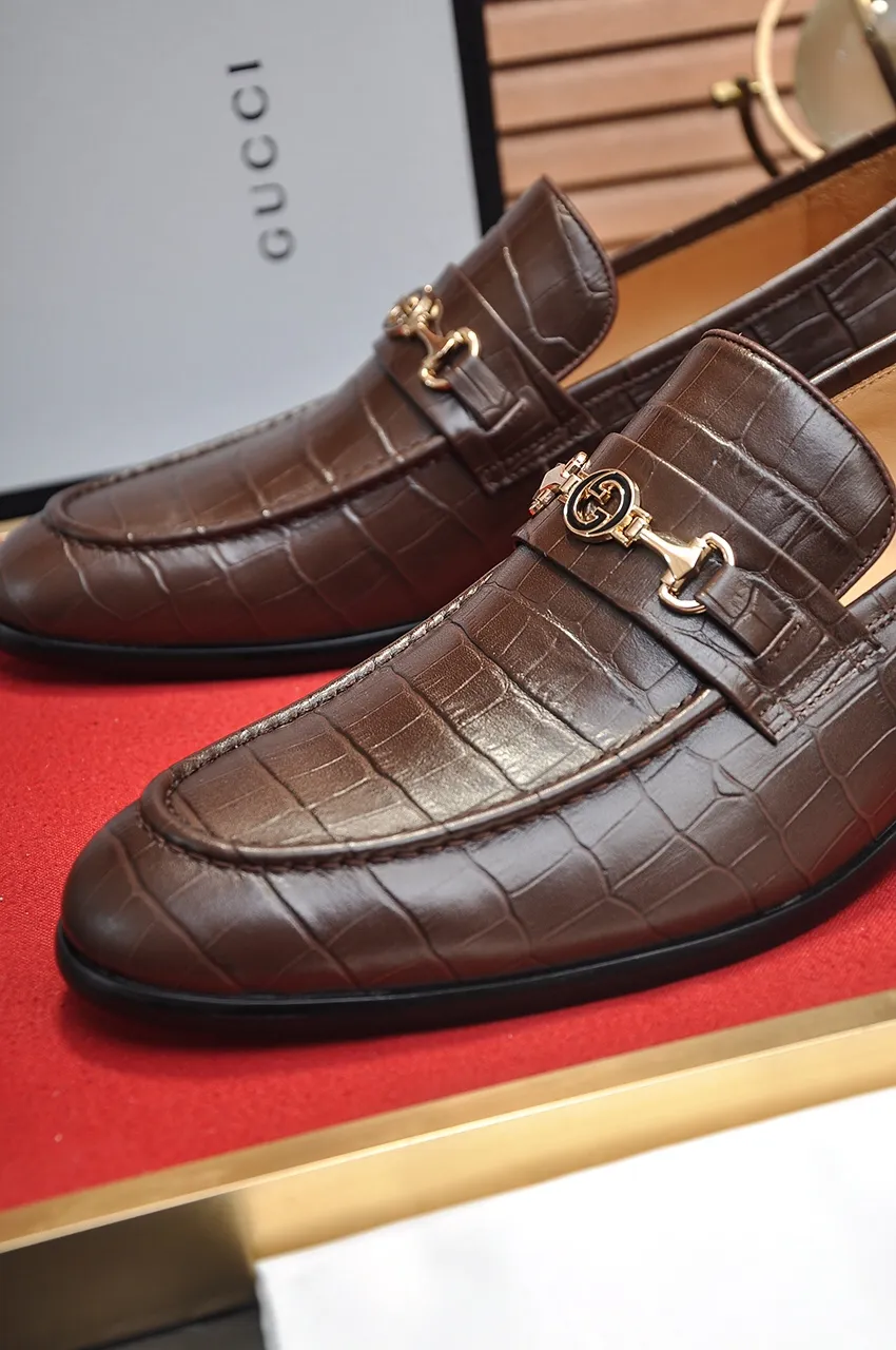 Men's shoes💰500💶Italy's top luxury men's shoe giant (GUCCI) (Gucci) (full cowhide lining) new arrival🍃Original European style🔰 Pleasant to the eye😍In order to make the shoes more durable and non-deformable🌀The production continues to follow traditional methods but there is still no lack of innovation💪Choose original sheepskin for the leather♻️ Smooth and natural And extra bright ⭐Made of imported cowhide, the first choice of rich people 38-45 (45 customized)